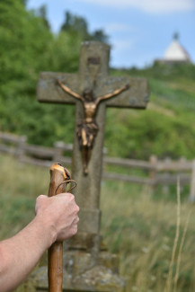 Pilger am Kreuzweg